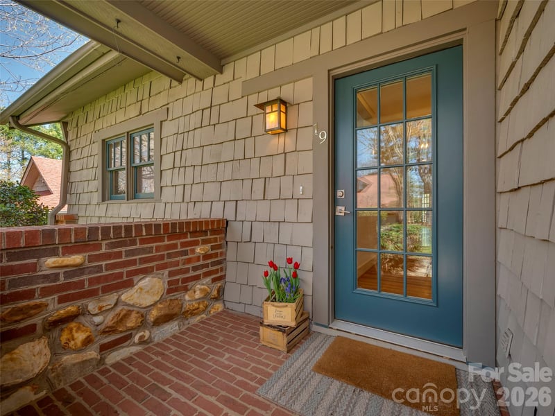 19 Lacoste Dr, Hendersonville, NC 28739