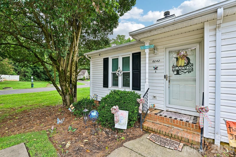 6042 Crape Myrtle Ln, Charlotte, NC 28216