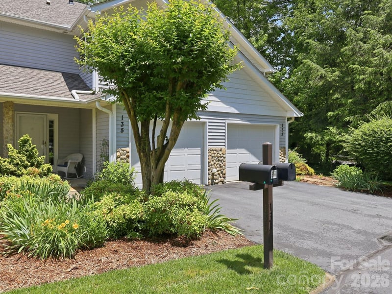 135 Ewarts Pond Rd, Hendersonville, NC 28739