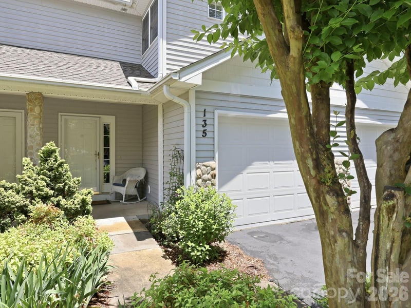 135 Ewarts Pond Rd, Hendersonville, NC 28739