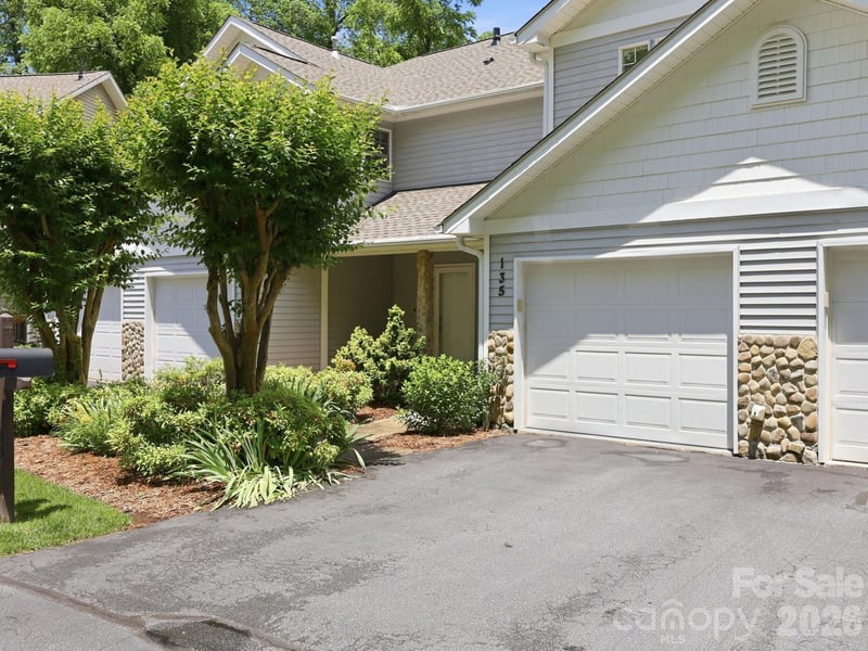 135 Ewarts Pond Rd, Hendersonville, NC 28739