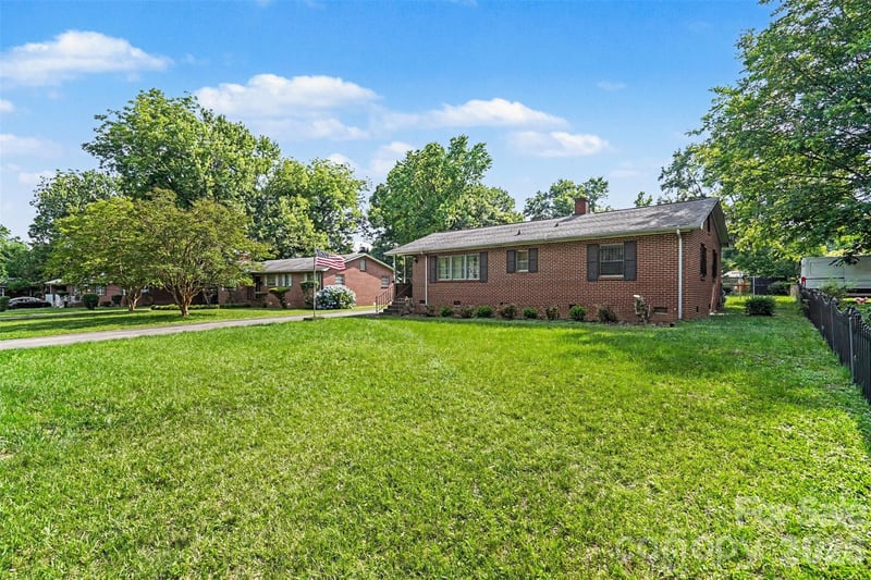 400 Briarwood Dr, Charlotte, NC 28215