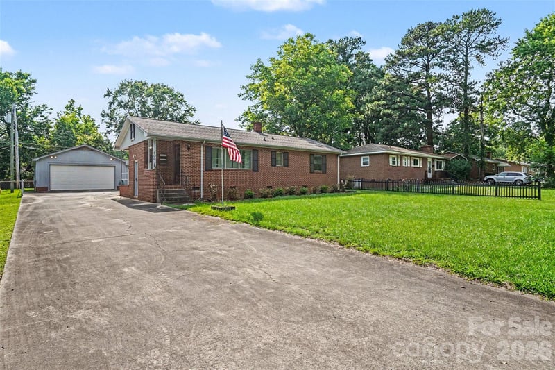 400 Briarwood Dr, Charlotte, NC 28215