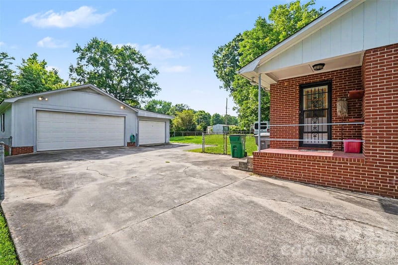 400 Briarwood Dr, Charlotte, NC 28215