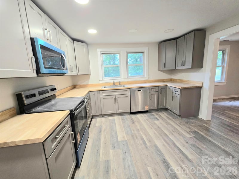 357 8th Avenue Dr, Hickory, NC 28602