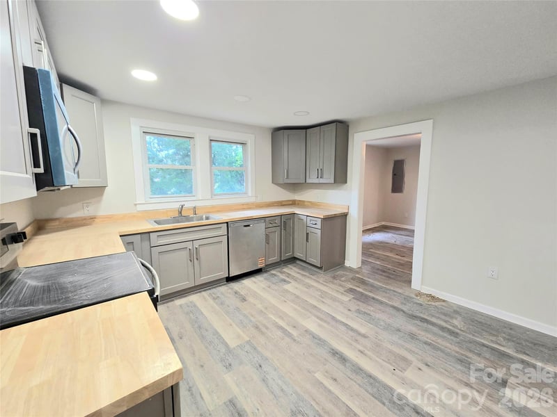 357 8th Avenue Dr, Hickory, NC 28602