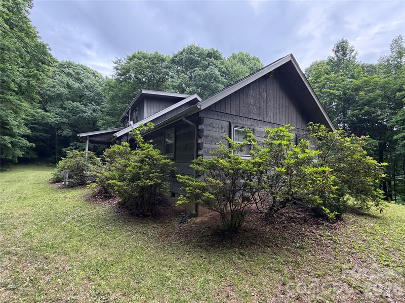 377 Woodstream Rd, Waynesville, NC 28786
