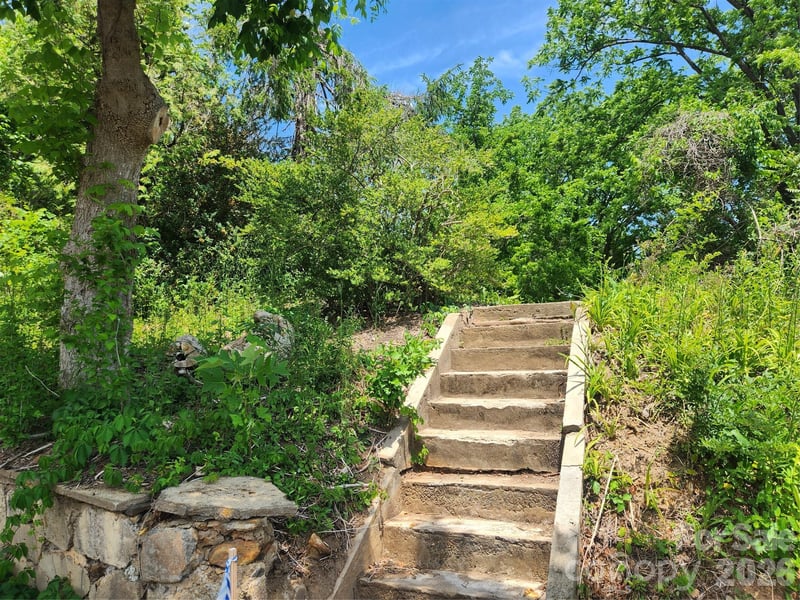 11 Weaver Hill Rd, Asheville, NC 28805