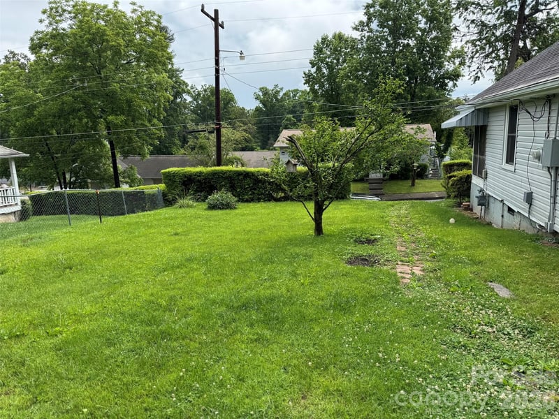 831833 N Oak St, Hendersonville, NC 28739