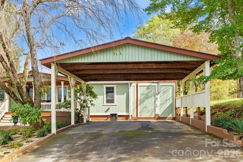12 Timbers Edge Ln, Fairview, NC 28730