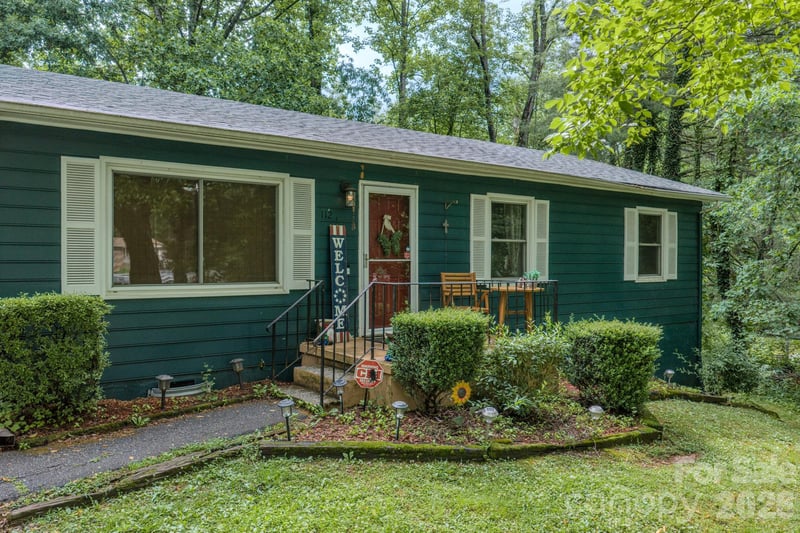 112 Amelia Dr, Hendersonville, NC 28792
