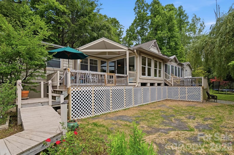 11 Echo Lake Dr, Fairview, NC 28730
