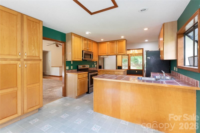 18 Bartlett Rd, Weaverville, NC 28787