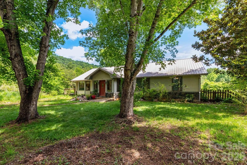 18 Bartlett Rd, Weaverville, NC 28787