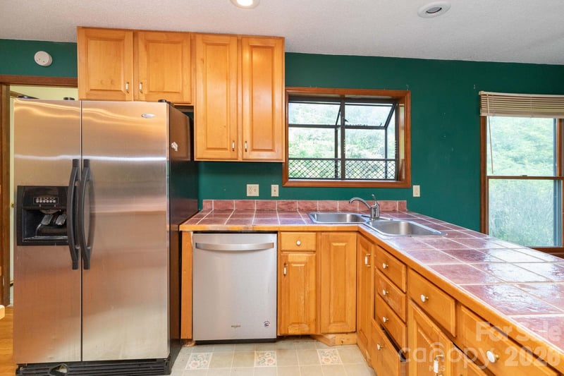 18 Bartlett Rd, Weaverville, NC 28787