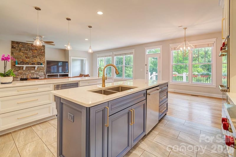 201 Skytop Farm Ln, Hendersonville, NC 28791