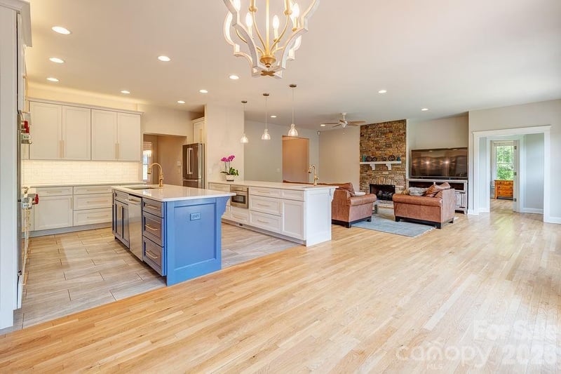 201 Skytop Farm Ln, Hendersonville, NC 28791