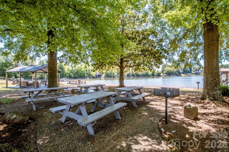 131 Gibbs Rd, Mooresville, NC 28117