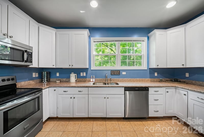 7 Apple Ln, Asheville, NC 28804