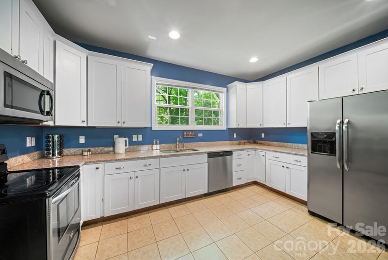 7 Apple Ln, Asheville, NC 28804