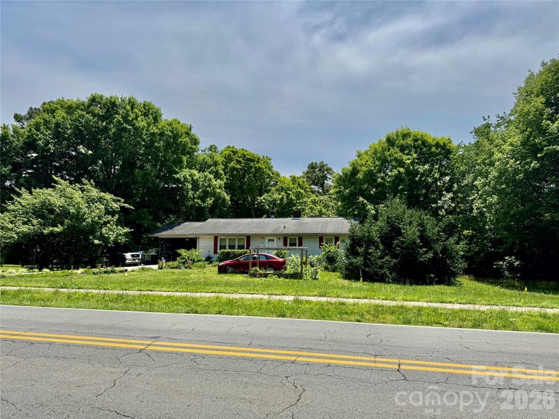 717 Lee Ave, Yadkinville, NC 27055