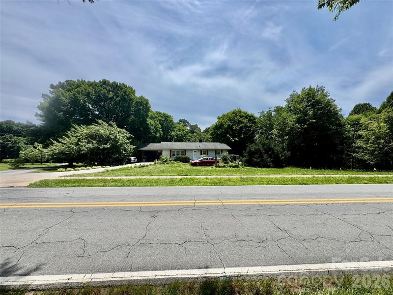717 Lee Ave, Yadkinville, NC 27055