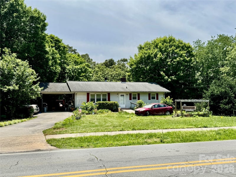 717 Lee Ave, Yadkinville, NC 27055