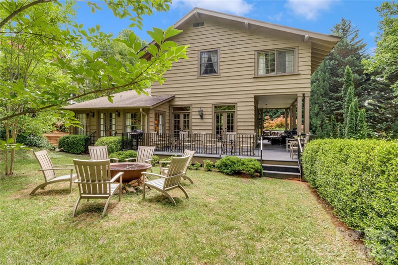 75 Charles St, Saluda, NC 28773