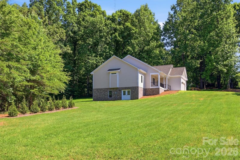 107 Meadow View St, Morganton, NC 28655