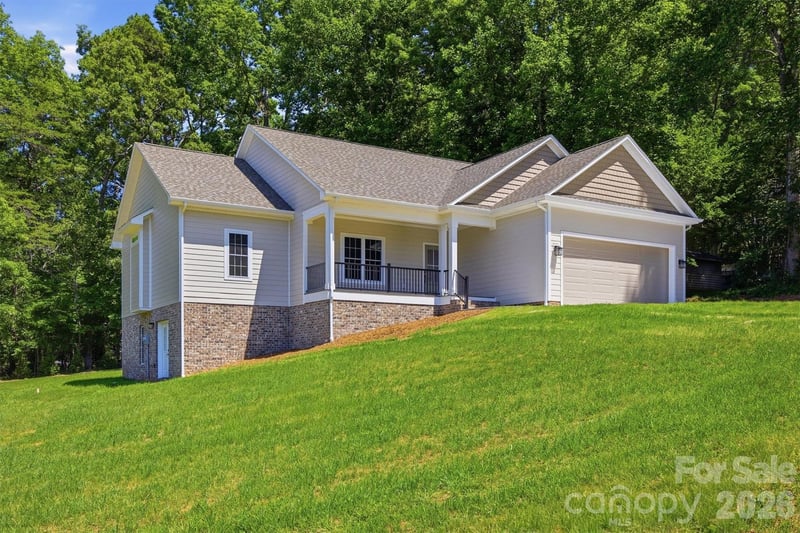 107 Meadow View St, Morganton, NC 28655