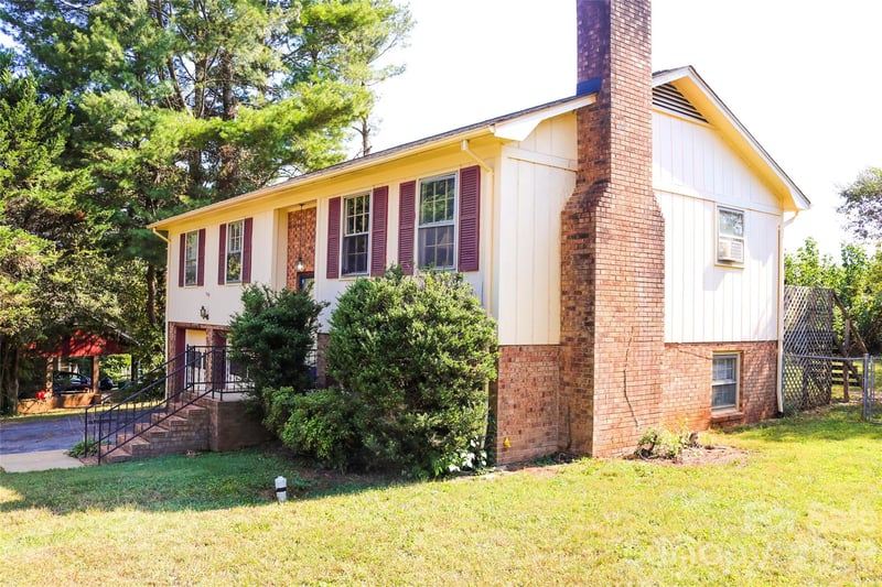 307 Meadowbrook Dr, Newton, NC 28658