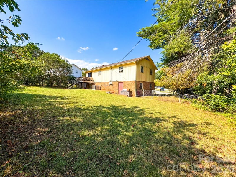 307 Meadowbrook Dr, Newton, NC 28658