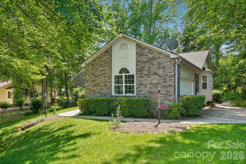 7 St Andrews Dr, Etowah, NC 28729