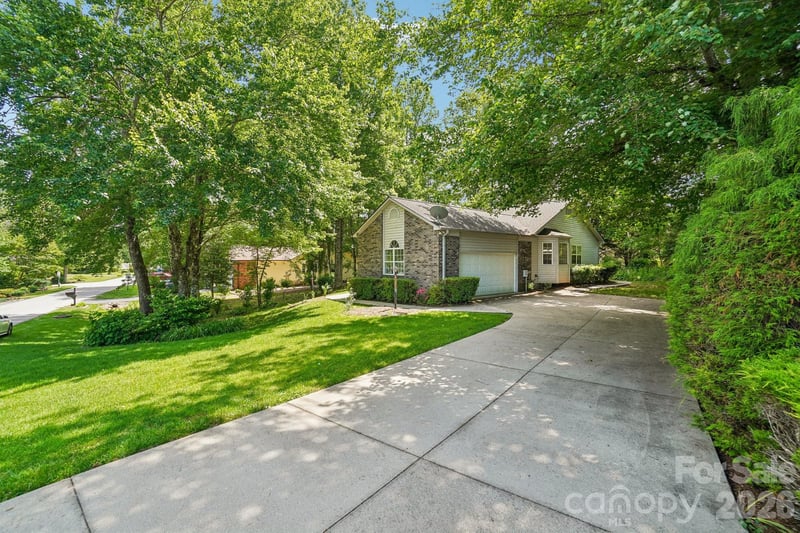 7 St Andrews Dr, Etowah, NC 28729