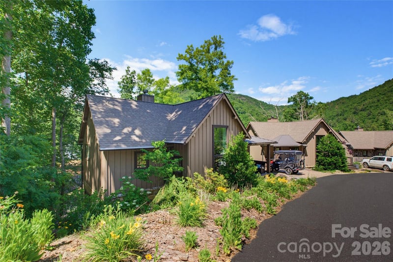 561 Harbor Ridge Dr, Tuckasegee, NC 28783