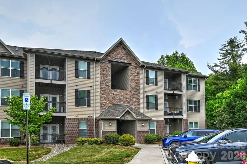 142 Brickton Village Cir #205, Fletcher, NC 28732