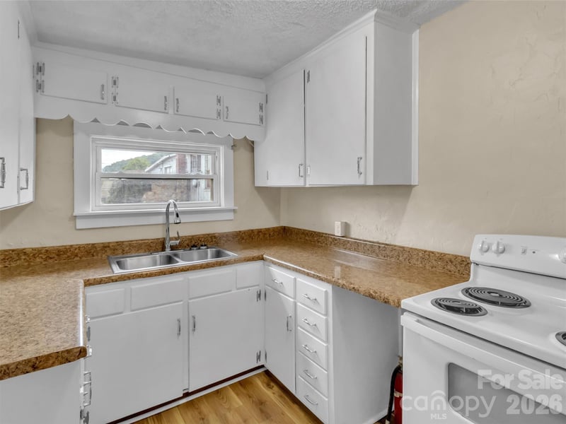 492 Riverbend St, Waynesville, NC 28786