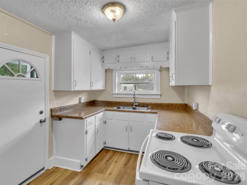 492 Riverbend St, Waynesville, NC 28786
