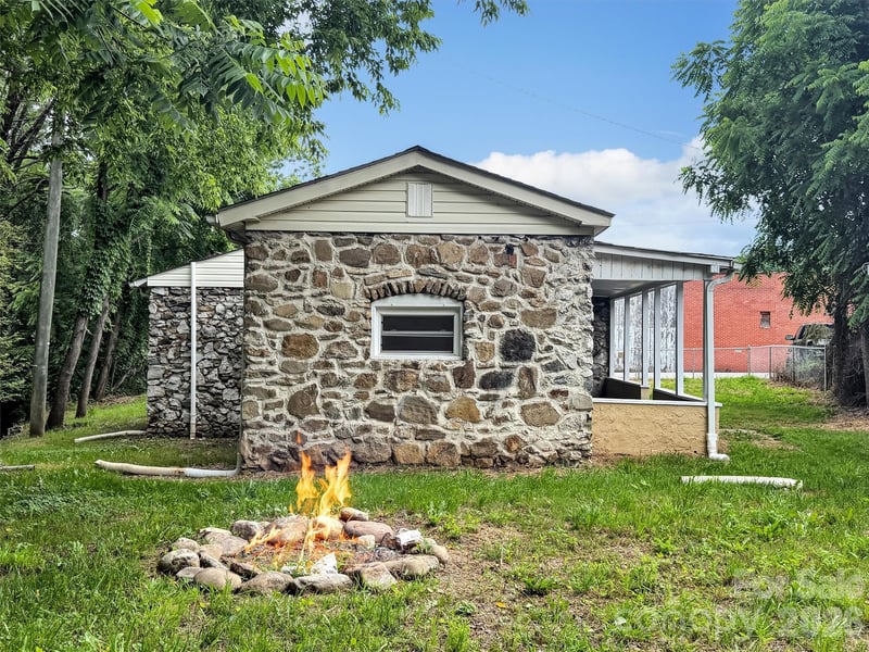 492 Riverbend St, Waynesville, NC 28786