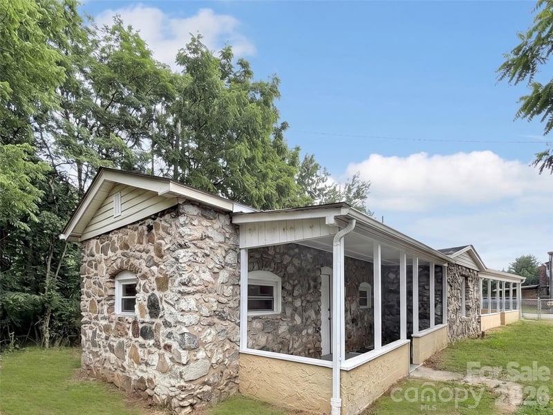 492 Riverbend St, Waynesville, NC 28786