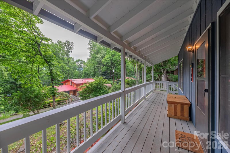 100 Bristol Ln, Maggie Valley, NC 28751