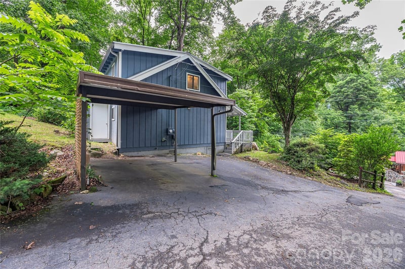 100 Bristol Ln, Maggie Valley, NC 28751