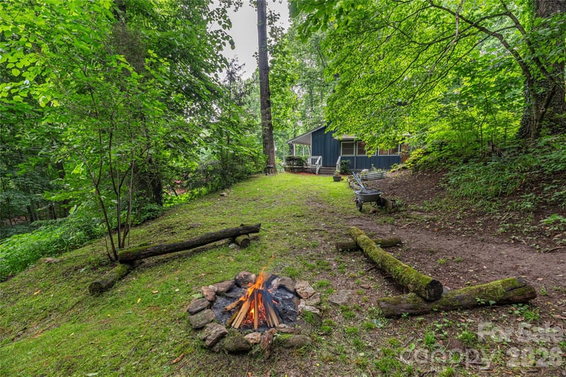 100 Bristol Ln, Maggie Valley, NC 28751