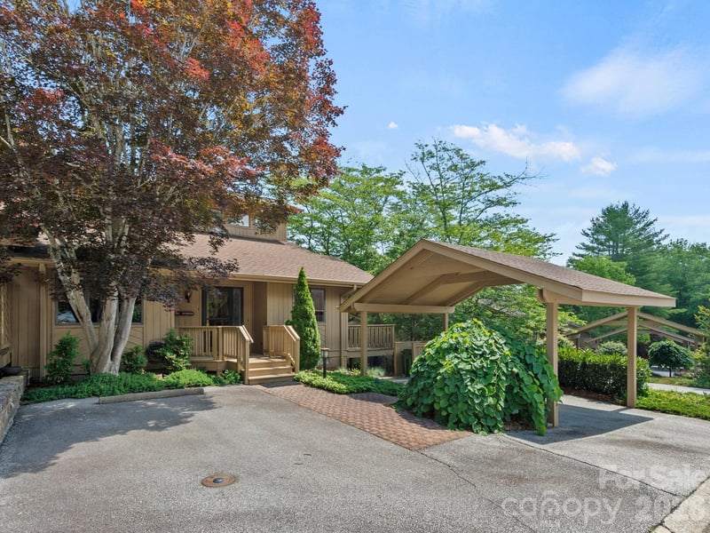 1001 Red Oak Dr, Hendersonville, NC 28791