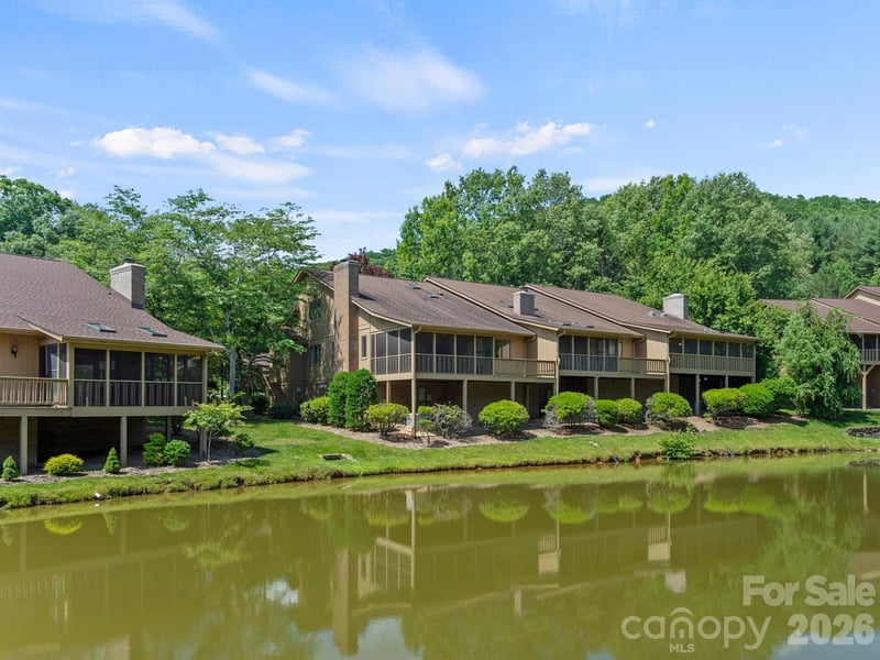 1001 Red Oak Dr, Hendersonville, NC 28791