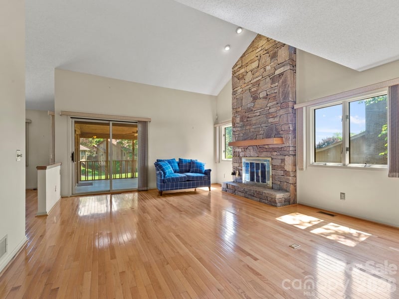 1001 Red Oak Dr, Hendersonville, NC 28791