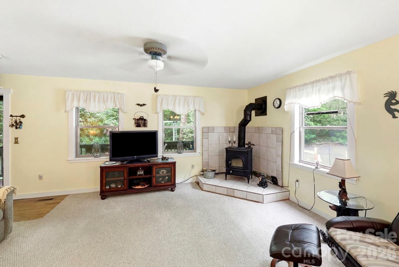 37 Pine Bluff Rd, Hendersonville, NC 28792