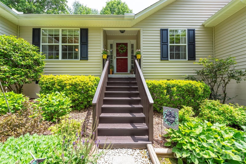 8 Shadowbrook Dr, Weaverville, NC 28787