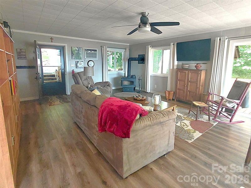 314 Blackberry Ln, Clyde, NC 28721