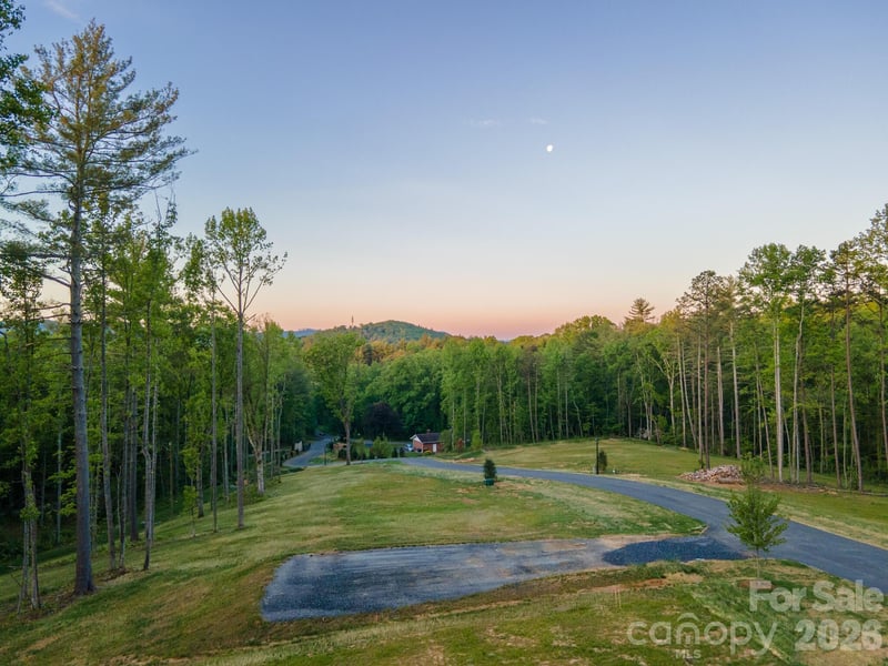 433 Irvine Dr, Fairview, NC 28730